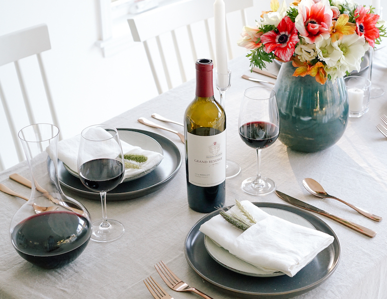 Modern_Thanksgiving_Friendsgiving_Table_Setting_2