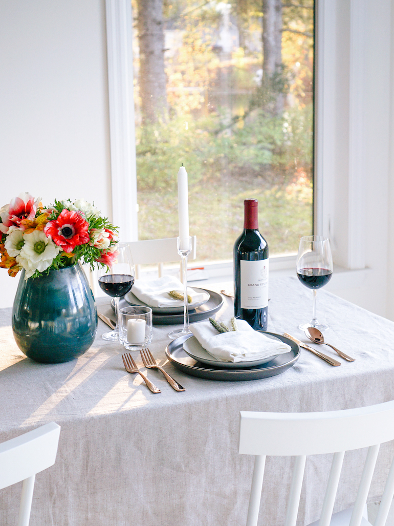 Modern_Thanksgiving_Friendsgiving_Table_Setting_6